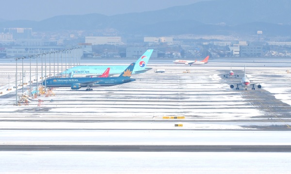 전국 곳곳에 큰 눈이 내린 20일 오후 인천공항 계류장에 항공기들이 대기하고 있다. 한국공항공사에 따르면 이날 오전 11시 기준 인천국제공항의 총 341편의 항공기 중에서 출발 117편, 도착 35편 등 152편의 이착륙이 지연됐다. 뉴시스
