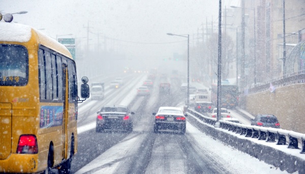 광주와 전남지역에 많은 눈이 내린 가운데 차량들이 20일 오전 광주 동구 조선대학교 앞 도로를 서행하고 있다. 뉴시스