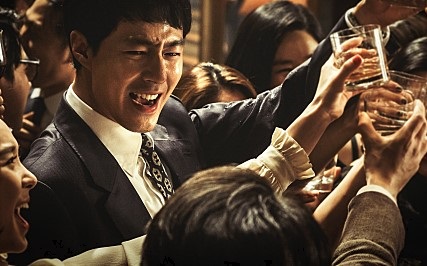 영화 '더 킹'이 22일 영화 예매율 1위에 올랐다./사진=스틸 컷
