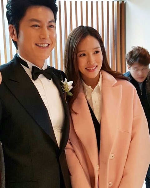 탤런트 왕빛나가 22일 박하선과 결혼식을 올리는 새신랑 류수영을 축하해 주고 있다./사진=왕빛나 인스타 그램 캡처