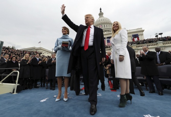 지난 20일(현지시간) 취임 선서를 마치고 손을 흔드는 트럼프 대통령 / 사진=뉴시스·AP