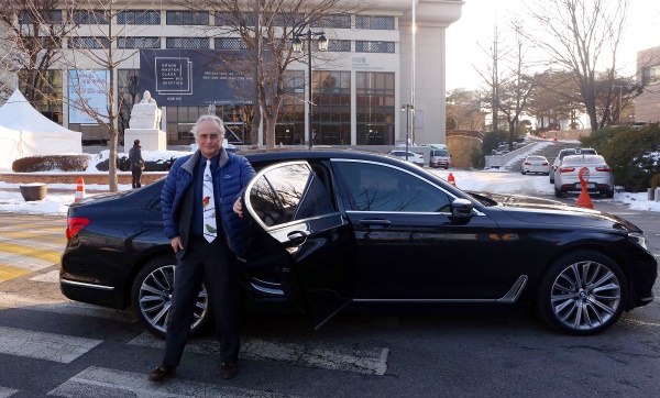 리처드 도킨스 옥스퍼드대 뉴칼리지  명예교수가 BMW코리아가 제공한 BMW 뉴 7시리즈 의전 차량에서 내리고 있다.