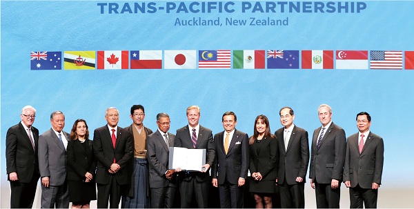 23일(현지시간) 도널드 트럼프 미국 대통령이 TPP 탈퇴를 위한 행정명령에 서명했다. 사진은 TPP 협정을 추진하던 12개국 대표단 / 사진=뉴시스