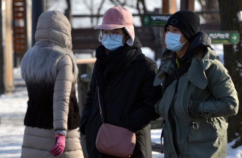 서울 중구 남산공원에서 시민들이 두꺼운 옷을 입고 길을 걷고 있다./뉴시스