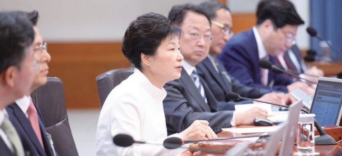 박근혜 대통령이 지난 2016년 청와대에서 제19회 국무회의를 주재하고 있다. 그러나 집단사고에 빠진 국무회의는 국가와 국민에 커다란 해악을 끼치는 것으로 드러났다.