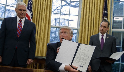 도널드 트럼프 미국 대통령이 23일(현지시간) 백악관 대통령 집무실에서 TPP 탈퇴 행정명령에 서명했다 / 사진=AP 뉴시스