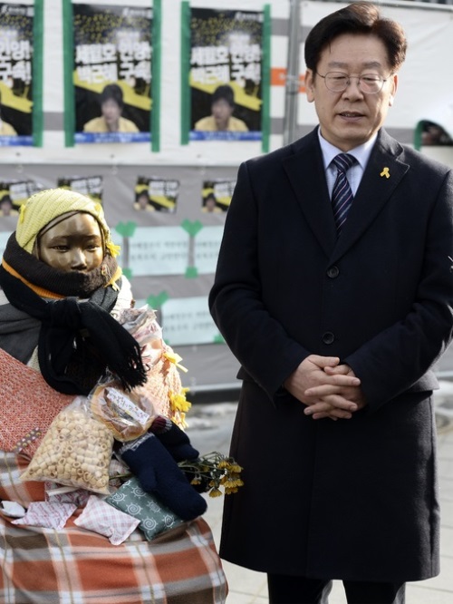  설날인 28일 오후 서울 종로구 옛 일본대사관 앞 소녀상을 찾은 이재명 성남시장이 취재진의 질문에 답하고 있다. /뉴시스 