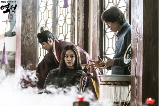 MBC월화드라마 '역적 백성을 훔친 도적'에서 연산군 역의 김지석과 장녹수 역의 이하늬 비하인드 컷/사진=MBC제공