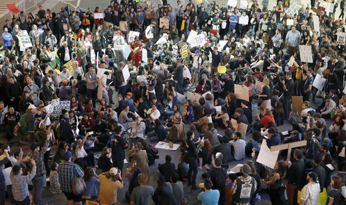 미국 로스앤젤레스 국제공항에서 29일(현지시간) 트럼프 대통령의 무슬림 7개국 입국 금지 행정명령에 반대하는 시위를 벌이고 있다 / 사진=AP 뉴시스