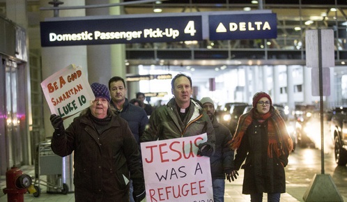 미국 미시간주에서 29일(현지시간) 예수도 난민이었다는 팻말을 들고 트럼프 대통령의 반난민 행정명령에 항의하는 시위를 벌이고 있다 / 사진=AP 뉴시스 