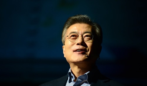 문재인 더불어민주당 전 대표가 1일 오후 서울 영등포구 꿈이룸학교에서 '4차 산업혁명, 새로운 성장의 활주로'를 주제로 한 기조강연을 하고 있다./뉴시스