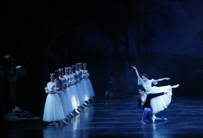 지젤(Giselle) 2막 중 '윌리들의 숲' 中 황혜민과 엄재용. /사진=유니버설발레단