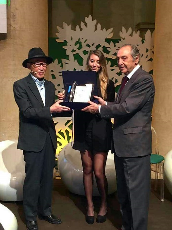고은 시인이 아시아인 최초로 국제시인상을 수상하고 있다.