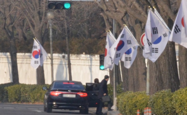 특검이 청와대 압수수색을 시도한 3일 오전 특검 관계자들이 청와대로 차에서 하차해 청와대로 향하고 있다./뉴시스