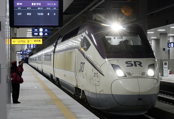 서울 강남구 SRT수서역으로 SRT열차가 들어오고 있다. 사진/뉴시스