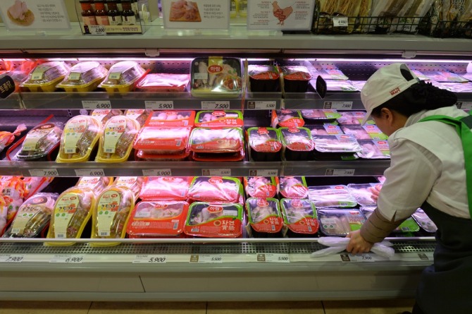  고병원성 조류인플루엔자(AI) 발생으로 닭고기 공급이 부족해져 가격이 인상될 것으로 알려진 8일 오후 서울의 한 대형마트에 닭고기들이 진열돼 있다. /뉴시스