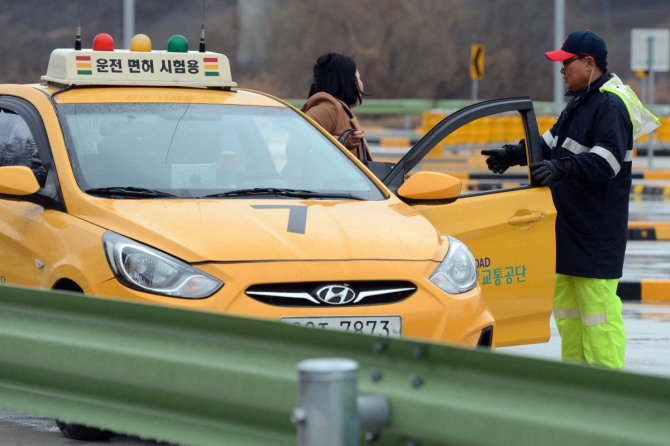 개정된 운전면허 기능시험에서 불합격한 응시생이 차량에서 하차하고 있다. /뉴시스