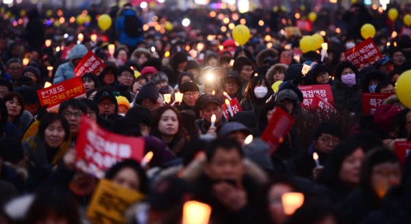 설 명절 이후 박근혜 대통령 퇴진을 촉구하는 첫 촛불집회가 열린 4일 오후 서울 종로구 광화문광장에서 참가자들이 박 대통령 퇴진을 촉구하고 있다. /뉴시스
