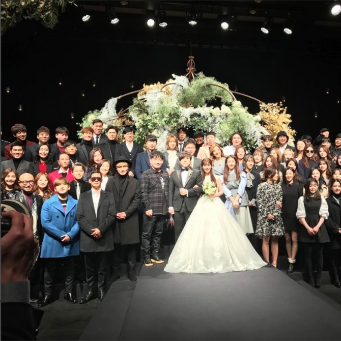 문희준과 소율의 단체 결혼 사진=사진=팝핀현준 인스타그램 캡처