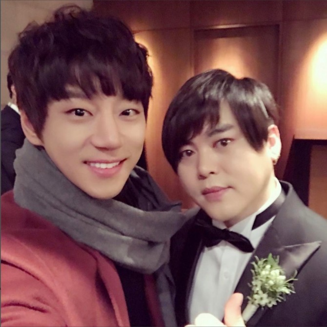 가수 황치열이 선배 문희준의 결혼식을 축하해주고 있다./사진=황치열 인스타그램 캡처