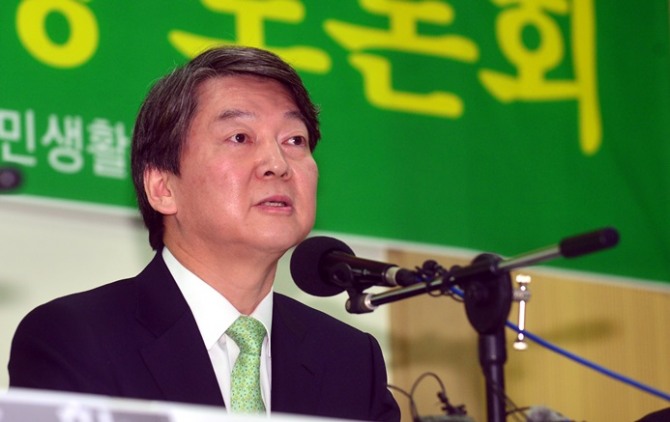 국민의당 안철수 전 공동대표가 13일 오전 광주 서구 염주체육관 국민생활관에서 열린 광주·전남언론포럼 초청 토론회에 참석해 모두발언을 하고 있다./뉴시스