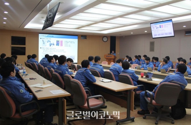 포항제철소 품질기술부가 엔지니어 역량 향상을 위해 기술 발표회 등 집합교육을 하는 모습