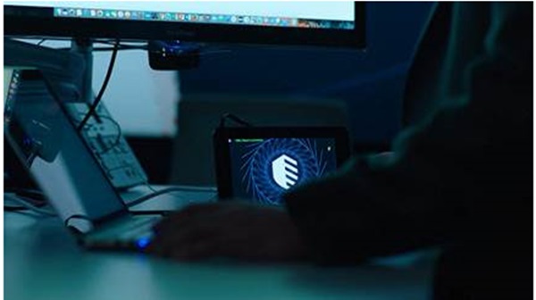 프로젝트 헤이빈(Havyn)은 보안 분야의 음성 인식 어시스턴트를 개발하는 연구 프로젝트다. 보안 전문가와 실시간으로 다양한 보안 관련 주제에 대해 음성으로 소통하는 프로그램 개발을 목적으로 하며, IBM 엑스포스 익스체인지는 물론 클라이언트 고유의 히스토리 데이터와 오픈소스 보안 인텔리전스의 데이터까지 접근할 수 있다. IBM=제공    