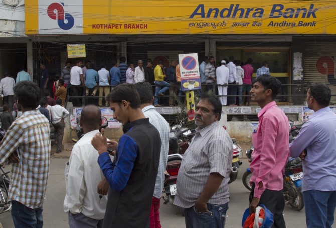 인도 국민이 지난 2일 안드라프라데시주(州) 하이데라바드에 있는현금자동지급지 밖에서 출금하려고 줄 서서 기다리고 있다. 사진=뉴시스