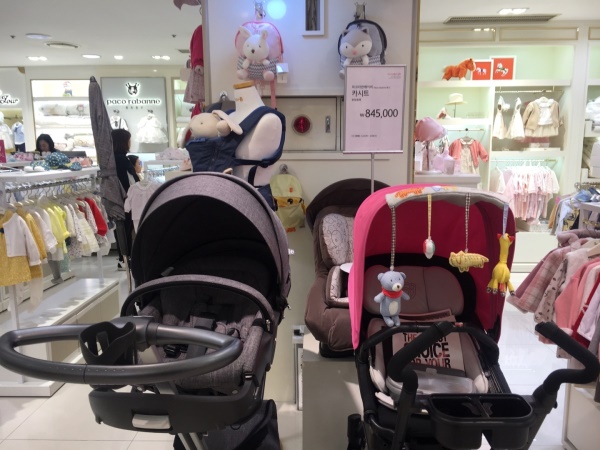 14일 서울 중구의 한 백화점 유아용품 판매 매장에서 유모차와 카시트, 아기띠를 판매하고 있다. 한지명 기자 2017. 02. 14. yolo@g-enews.com