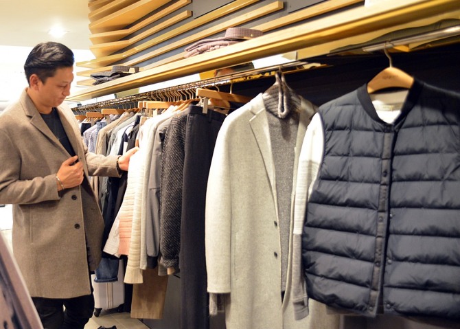  ‘아재파탈’ 열풍이 불고 있는 가운데, 롯데백화점 부산본점 6층 ‘에피그램’ 남성 패션 매장에서 남성 고객이 옷을 살펴 보고 있다.