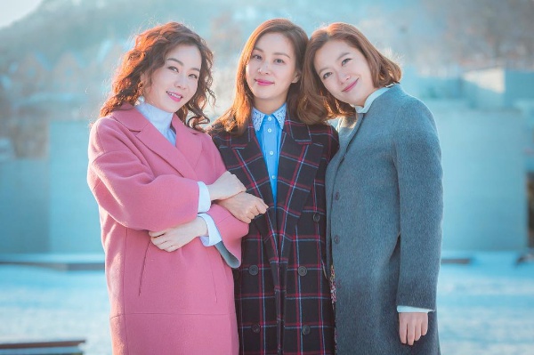 27일 첫 방송되는 KBS2 새 월화드라마 '완벽한 아내' 흙길 삼총사 김정난(왼쪽),고소영(가운데), 정수영/사진='완벽한 아내' 인스타그램 캡처