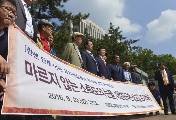  한센인권변호단, 한센총연합회, 한센인들이 작년 9월 23일 서울 서초동 서울고등법원 앞에서 한센인 단종, 낙태와 관련해 국가배상소송 항소심을 선고 받은 뒤 기자회견을 하고 있다./뉴시스