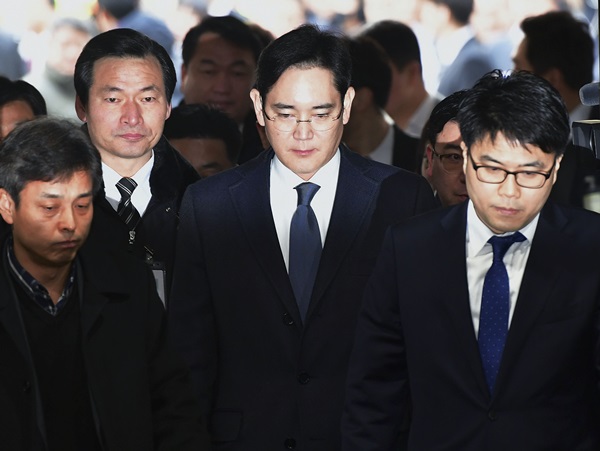 이재용 삼성전자 부회장이 지난 16일 오전 영장실질심사를 받기 위해 서울중앙지방법원으로 들어서고 있다. 사진/뉴시스