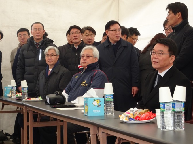 한국시설안전공단 강영종 이사장(왼쪽)이 강호인 국토교통부장관(오른쪽), 이태식 한국건설기술연구원장(가운데) 등과 함께 국가안전대진단이 진행되고 있는 한강철교 점검 현장을 찾아 관련 보고를 받고 있다.