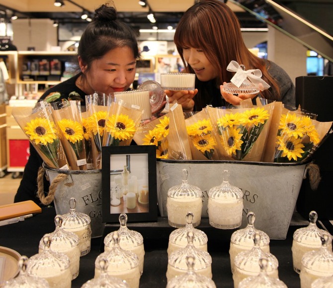 16일 신세계 센텀시티 지하2층 프리마켓 메이드본에서 고객이 캔들과 비누꽃을 구경하고 있다.