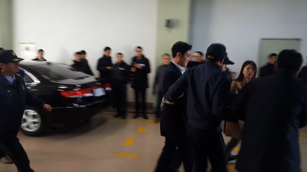 이재용 삼성전자 부회장이 지난해 2월 18일 구속 후 첫 조사를 받기 위해 서울 강남 대치동 특검 사무실에 도착했다. 사진=유호승 기자