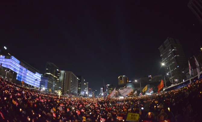 지난 11일 오후 서울 종로구 광화문광장 일대에서 열린 '대통령 탄핵 인용을 촉구하는 제15차 범국민행동의날(15차 촛불집회)'에서 시민들이 촛불을 들고 조기 탄핵과 특검 연장을 촉구하고 있다. 시진/뉴시스