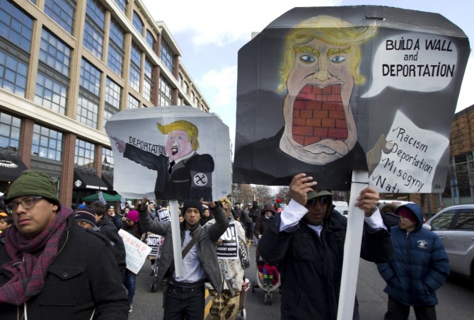 미국 워싱턴에서 지난 16일(현지시간) 이주민 권리 지지자들이 도널드 트럼프 대통령을 나치 지도자로 묘사한 그림을 들고 시위행진을 벌이고 있다. 이날 전국 주요 지역에서 이주민 근로자들이 도널드 트럼프의 반이민 행정명령에 항의하기 위해 하루 동맹 파업하고 시위에 참여했다. /사진=AP·뉴시스