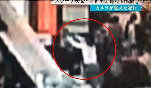 김정남이 13일 말레이시아 쿠알라룸푸르 국제공항에서 여성 2명에게 공격 당하는 순간을 포착한 CCTV 동영상 화면. 흰 옷을 입은 여성이 무인발권기 앞에 서있는 김정남을 뒤에서 공격하는 모습이 보인다./사진출처: 더스타/뉴시스
