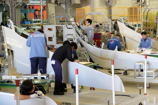 대한항공 직원들이 A320 샤크렛(Sharklet)을 최종 조립하고 있다/대한항공=제공