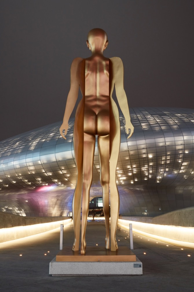 조각가 김영원이 DDP에 기증한 8m 높이 대형 청동 조각상 '그림자의 그림자-길' 야간 Copyright ⓒ circus studio