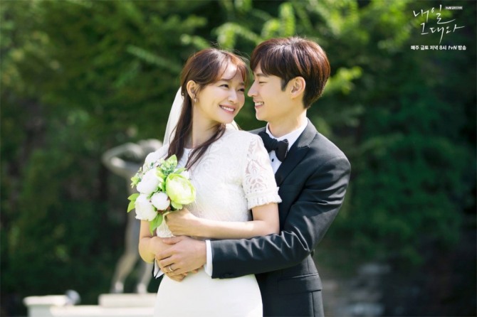 tvN 금토드라마 '내일 그대와'에서 3년후 죽는다는 운명을 바꾸기 위해 유소준(이제훈)이 송마린(신민아)과 서둘러 결혼식을 올리는 장면/사진=tvN제공