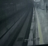 22일 오전 7시28분께 대구 수성구에 위치한 대구지하철 2호선 연호역에서 이모(29)씨가 지하철 선로 아래로 뛰어 내려 병원에 이송돼 치료를 받고 있다. 사진은 연호역 폐쇄회로(CC)TV의 모습./뉴시스