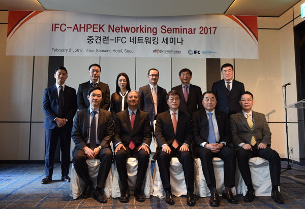 한국중견기업연합회와 세계은행 국제금융공사(IFC)의 공동 세미나 개최 후 참석자들이 기념촬영을 하고 있다.