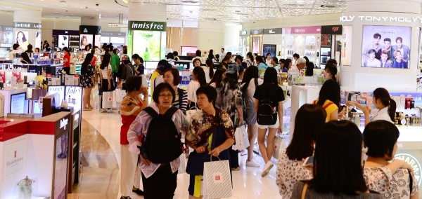 해외 관광객들이 서울 잠실의 한 면세점에서 쇼핑을 즐기고 있다. / 사진=뉴시스 제공