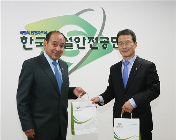 카세레스 총장이 한국시설안전공단을 방문해 조노영 진단평가본부장과 악수하고 있다.