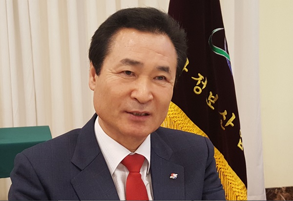   이동희 대경GSM대표가 23일 서울 공군회관에서 열린 제 45차 공간정보산업협회 총회에서 20대 회장에 당선된 후 협회 운영방향에 대해 밝히고 있다. 사진=이재구기자 