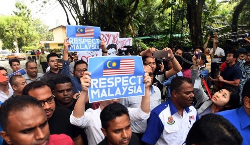 23일 오후(현지시각) 말레이시아 쿠알라룸푸르 북한대사관 앞에서 말레이시아 시민사회단체 회원들이 ‘김정남 피살 사건’ 에 대한 항의피켓을 들고 행진하고 있다. /뉴시스