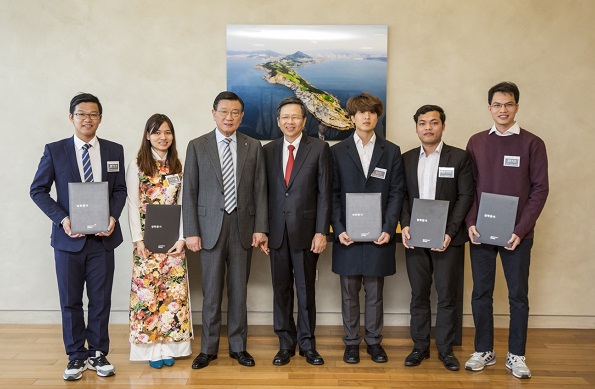 박삼구 금호아시아나 회장(왼쪽 세번째)와 베트남 유학생들이 23일 장학금 수여식을 마친 후 기념사진을 찍고 있다. 금호아시아나=제공