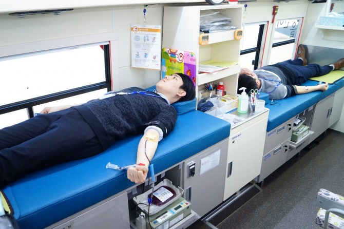  23일 헌혈 캠페인에 참여한 현대로템 직원들이 헌혈을 하고 있다./=현대로템 제공